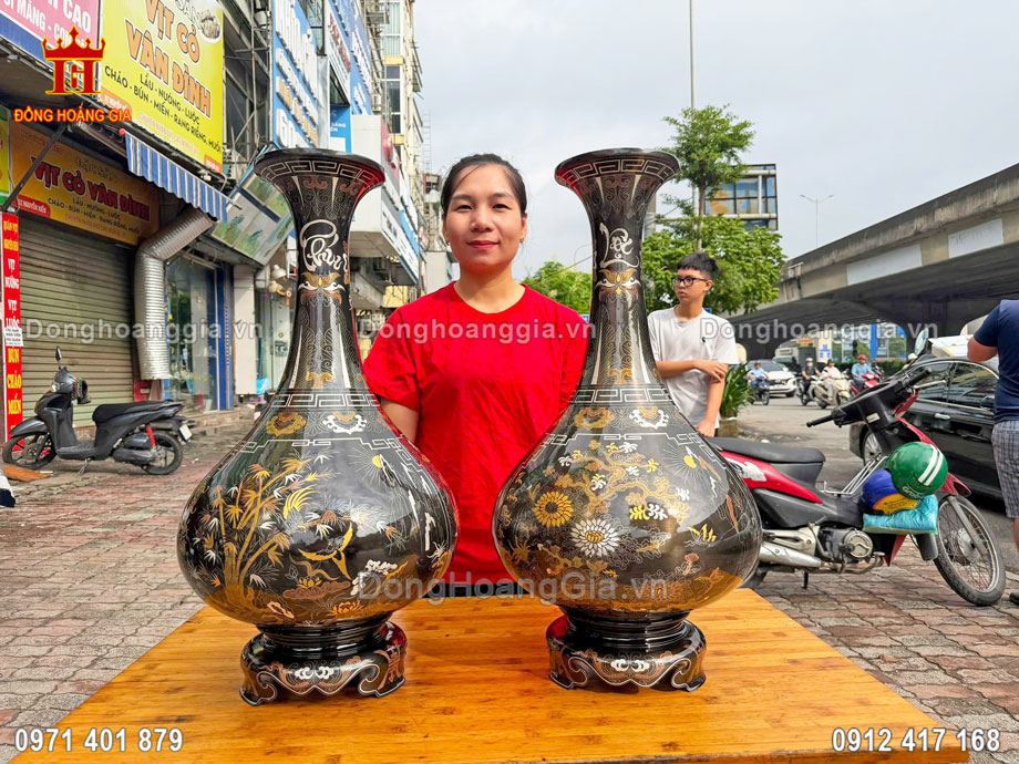 Đôi bình kiểu dáng tỳ bà mang lại nét độc đáo cho sản phẩm